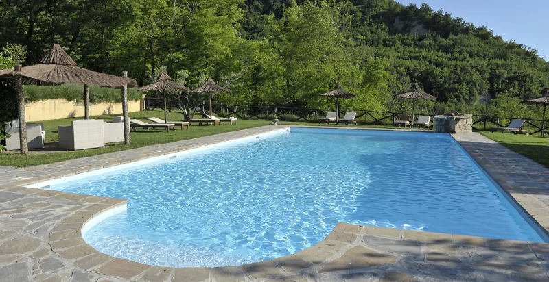 Percorso benessere esclusivo per coppie in una spa immersa nella natura