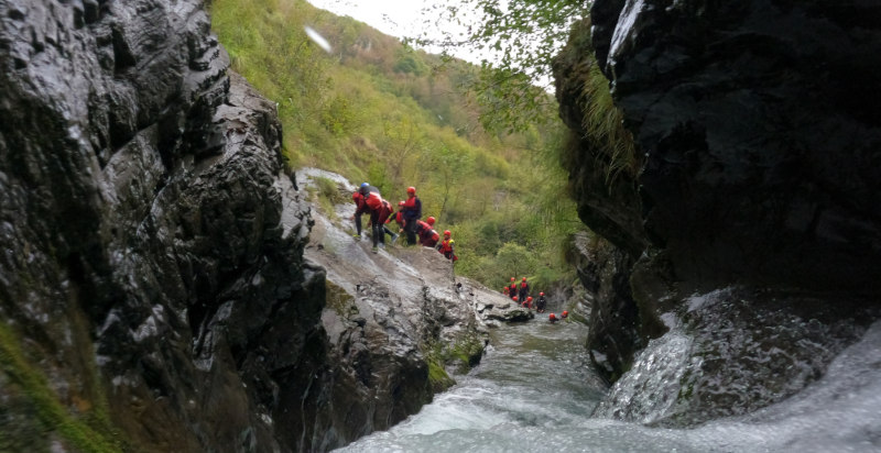 Percorso fluviale nella Val Brembana tra montagne e paesaggi naturali