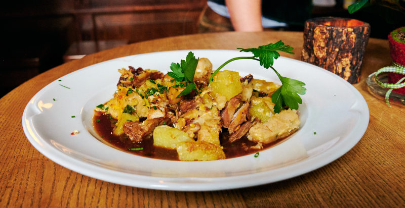 Piatto tradizionale tirolese: Gröstl con carne e patate