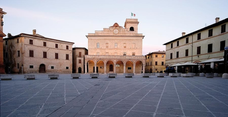 Centro storico del borgo di Montefalco con piazza e palazzi medievali