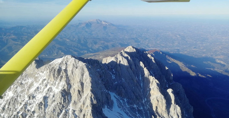 Vista aerea del Gran Sasso durante un volo in aeroplano
