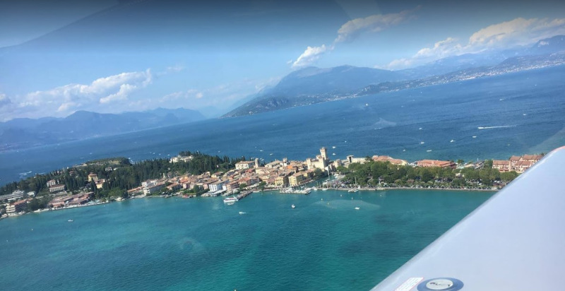 Vista del lago d'Iseo dall’alto durante un volo in aeroplano