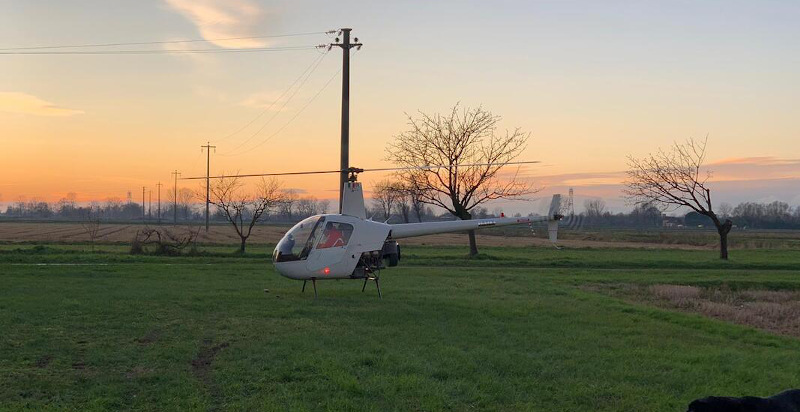 Robinson R22 utilizzato per l'esperienza di pilotaggio a Cisliano
