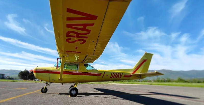 Pilota un aeroplano Cessna 152 in Abruzzo