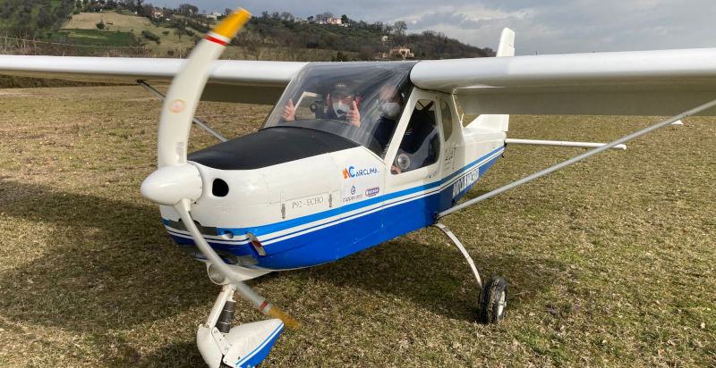Decollo di un aeroplano durante l'esperienza di pilotaggio a Macerata
