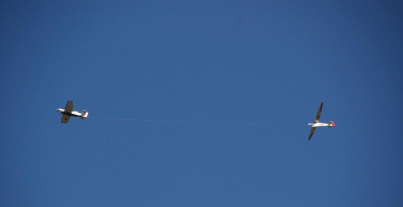 Aereo traina aliante nei cieli di Bolzano