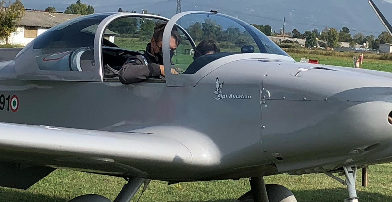 Piccolo aeroplano pronto al decollo da Torbole Casaglia per un'esperienza di pilotaggio