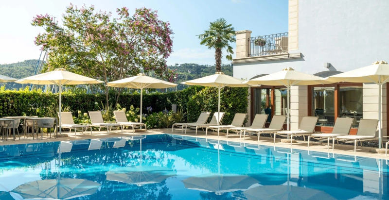 Piscina esterna per il relax al Bellerive Hotel