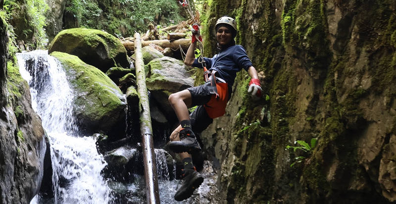 Percorso sospeso durante il tarzaning in Val di Sole