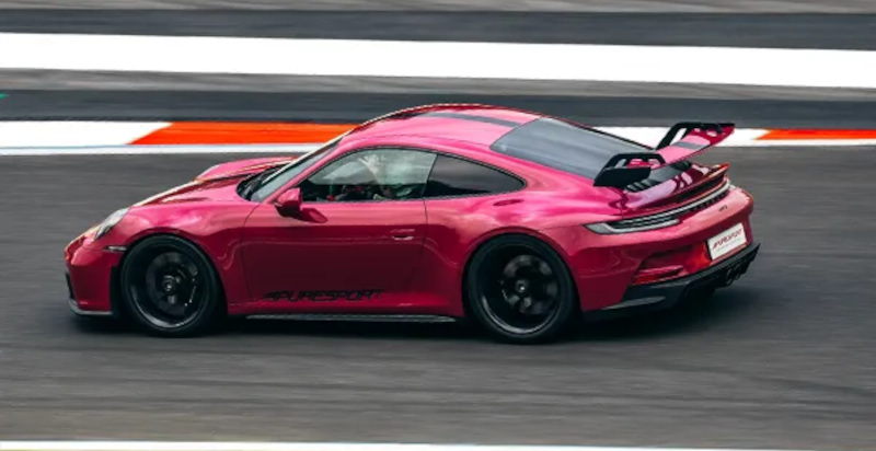 Porsche 992 GT3 sul rettilineo del Circuito di Vairano