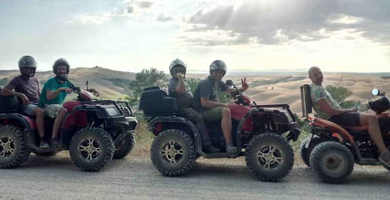 Gruppo di amici in quad sulle colline toscane