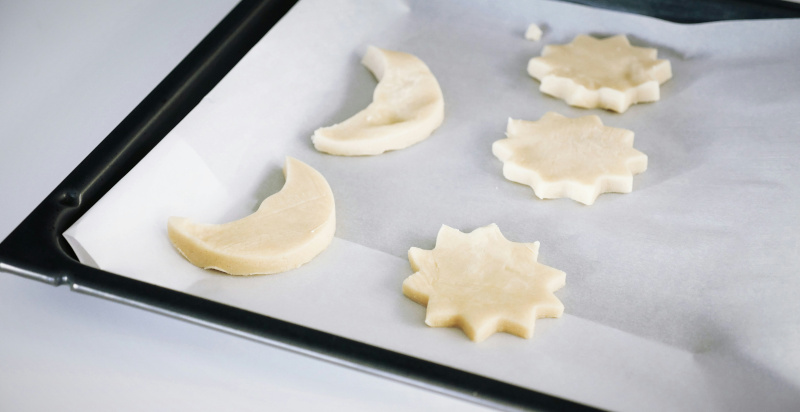 Preparazione di biscotti fatti in casa con ingredienti freschi e genuini