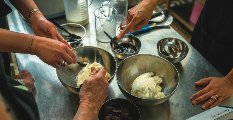 Preparazione del gelato artigianale durante una lezione pratica