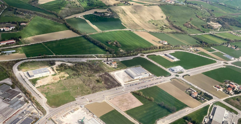Volo panoramico con prova di pilotaggio nel cielo sopra Macerata