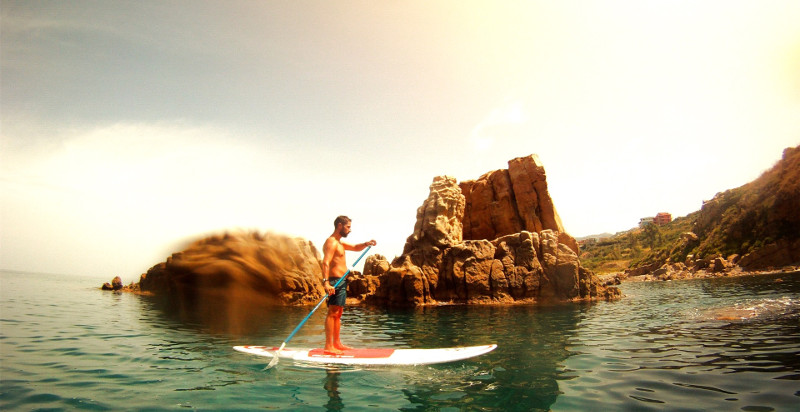 Paesaggi marini siciliani visti da un paddle surf
