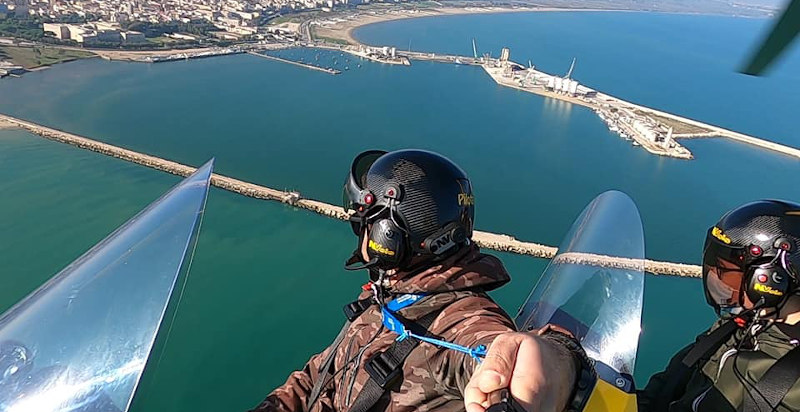 Volo in autogiro sopra il mare di Barletta, Puglia