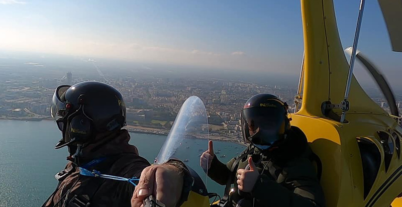 Vista del mare e dell'entroterra pugliese durante un volo in autogiro