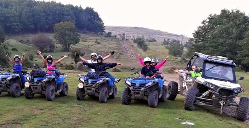 Gruppo di escursionisti in quad tra i pascoli dei Nebrodi