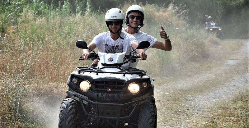 Guida esperta durante un'escursione in quad a Orsomarso