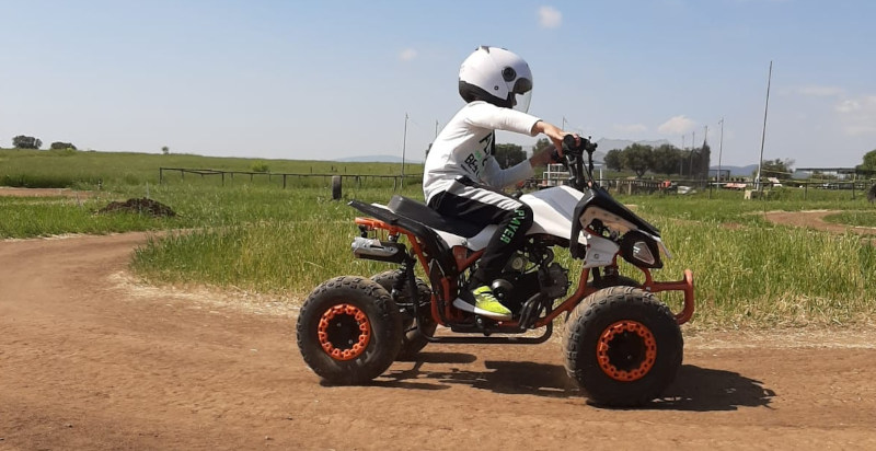 Bambino che guida un quad elettrico su circuito sterrato a Cerveteri