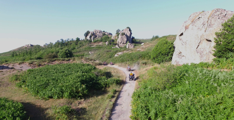 quad sulla stradina forestale durante la tour a Novara di Sicilia