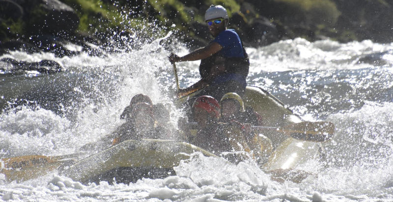 Rafting emozionante in Val di Sole, Trentino: esperienza adrenalinica