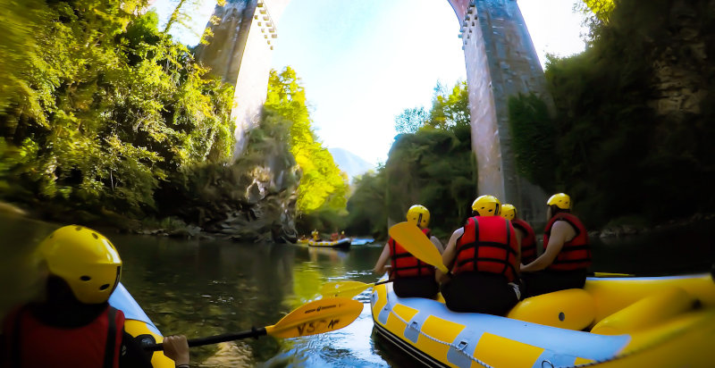Guide esperte conducono il rafting sul fiume Stura di Demonte