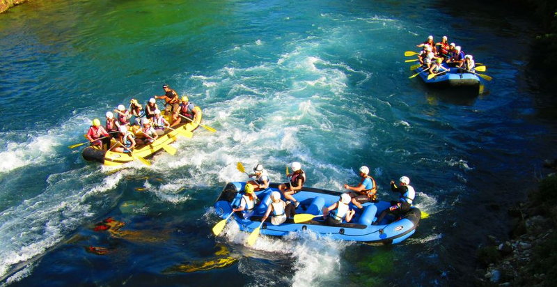 Adrenalina e divertimento in rafting sulle acque cristalline del fiume Gari