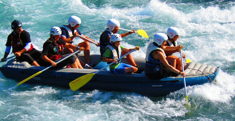 Partecipanti in azione durante una discesa rafting nel Lazio