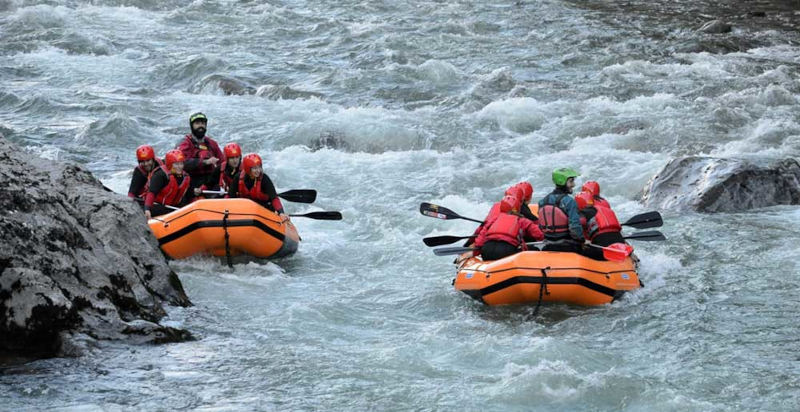Gruppo di persone durante un’attività di rafting in Val Brembana