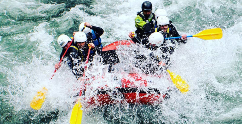 Discesa rafting tra le rapide del fiume Sesia in Piemonte