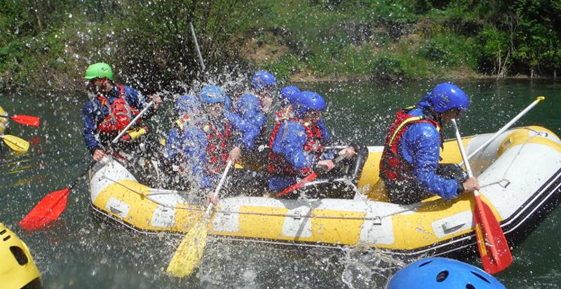 Adrenalina pura con il rafting a Rieti in un paesaggio naturale