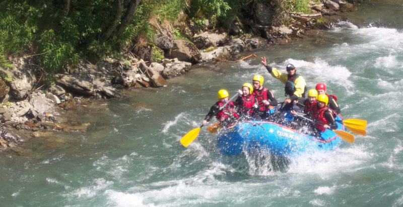 Gruppo di partecipanti si diverte durante un'uscita di rafting in Valle Aurina