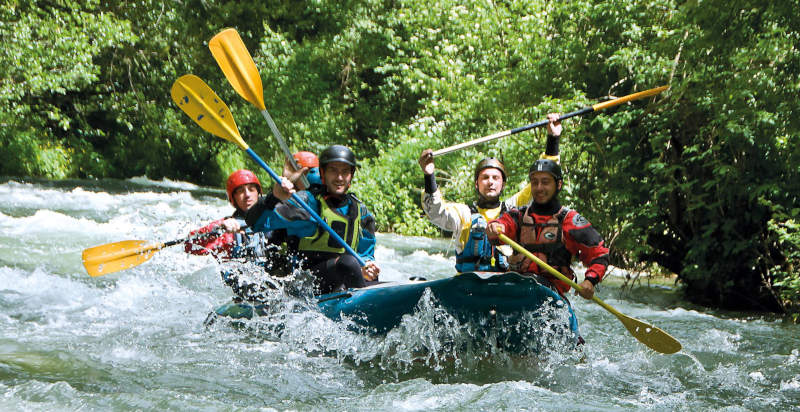 Discesa rafting lungo il fiume Corno durante un percorso avventura