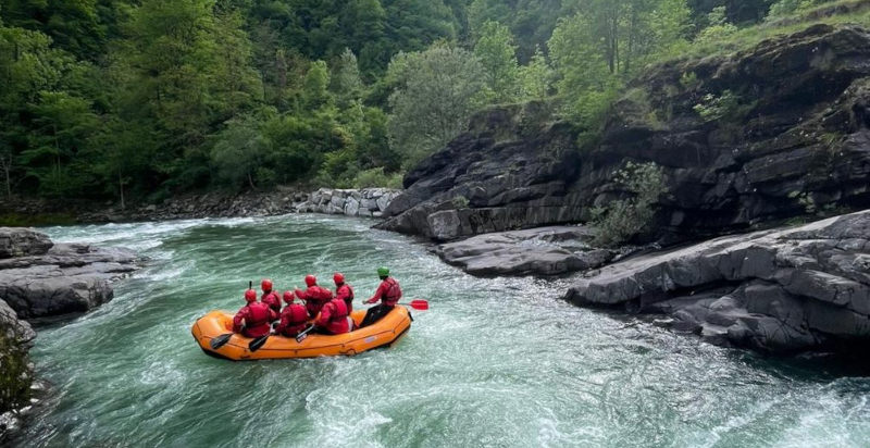 Gommone da rafting durante un’esperienza avventurosa sul Brembo