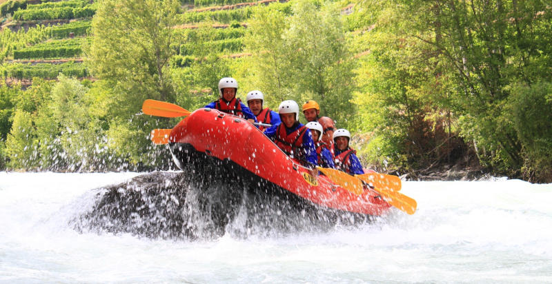 Paesaggi naturali mozzafiato durante rafting sul fiume Dora Baltea