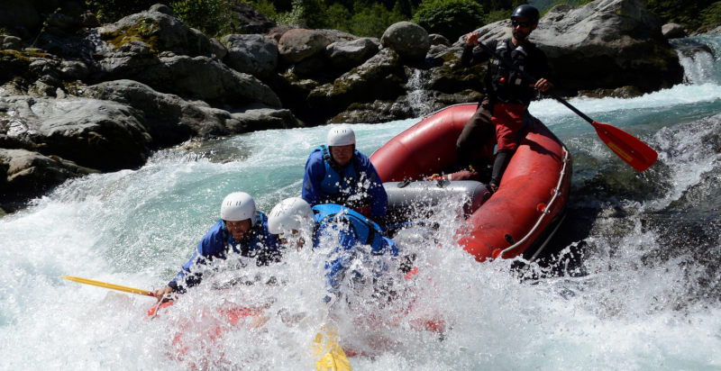 Gommone da rafting in azione sul torrente Sesia