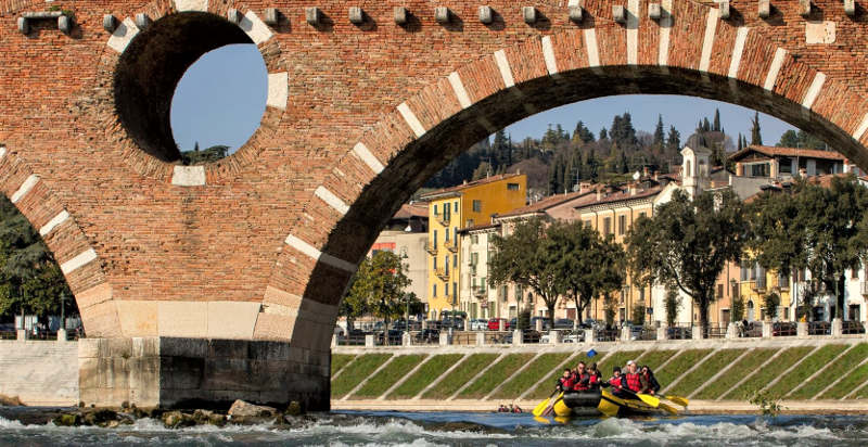 Ponte di Verona visto durante il rafting sul fiume Adige