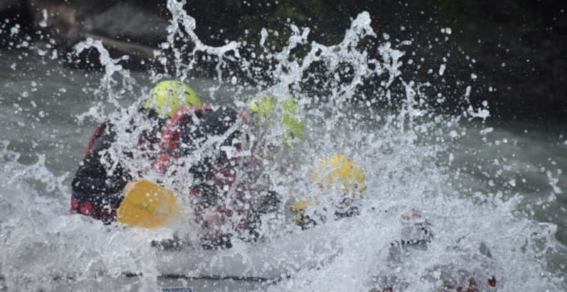 Discesa rafting adrenalinica tra le rapide della Valle d’Aosta
