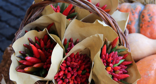 Scelta degli ingredienti freschi al mercato di Campo de' Fiori a Roma