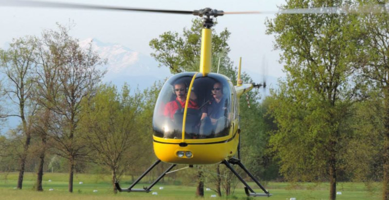 Elicottero in volo sopra i dintorni di Torino