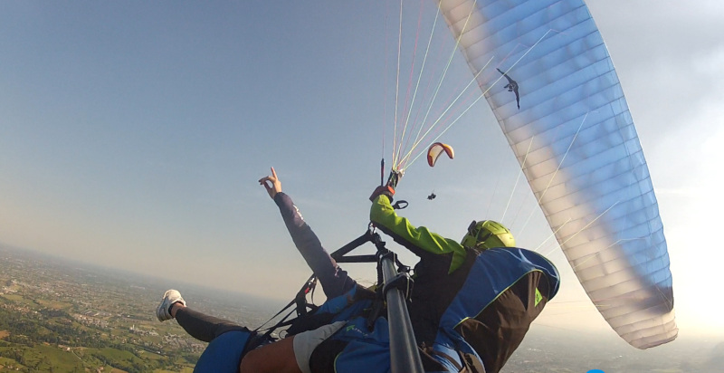 Panorama aereo durante il volo in parapendio sopra Borso del Grappa