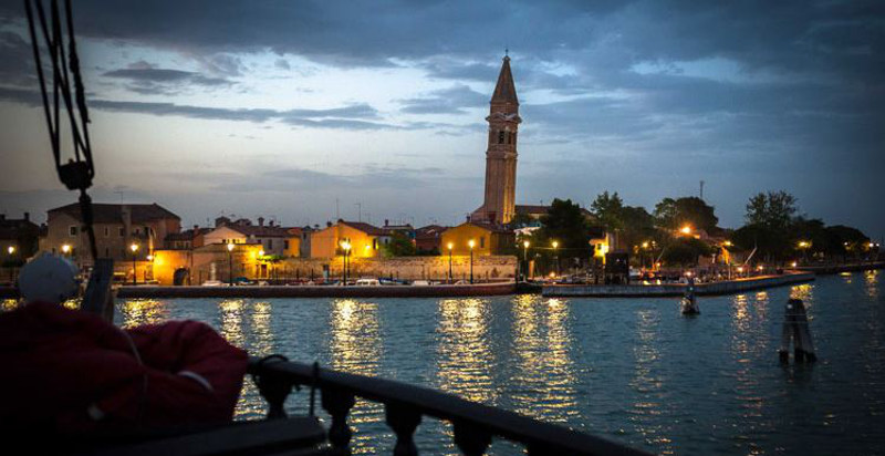 Vista panoramica delle isole veneziane durante la cena romantica