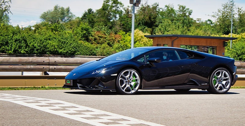 Adrenalina in pista - Lamborghini sul circuito a Bari