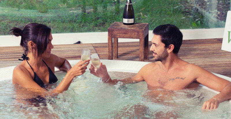 Area relax con vasca idromassaggio nel centro benessere Villa Rizzo