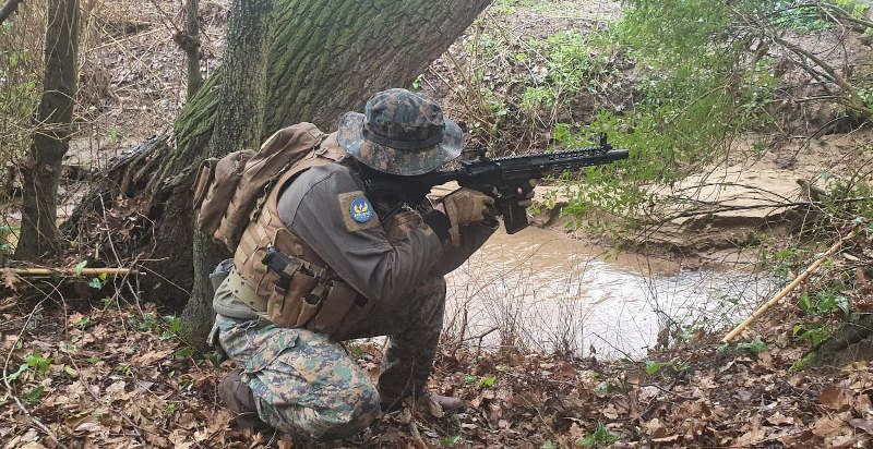 Campo di softair con scenario boschivo e spiaggia