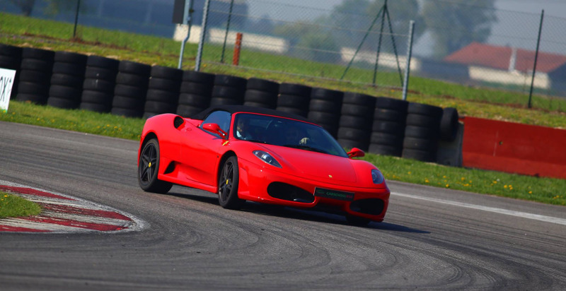 Regalare un giro in Ferrari