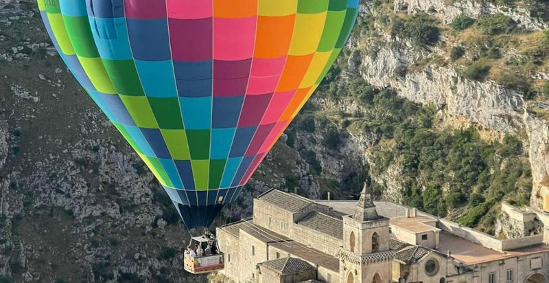 Esperienza di volo in mongolfiera ammirando Matera dall'alto