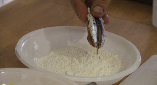 Preparazione di piatti tipici romani durante il corso di cucina a Roma