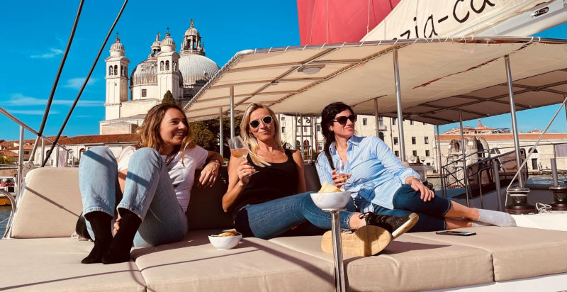 Relax e musica classica a bordo di un catamarano nella laguna veneziana